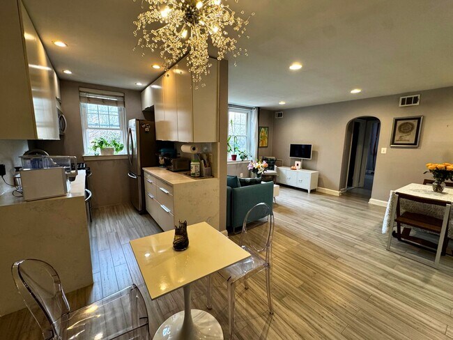 Building Photo - Modernized Fully Furnished 1BR, 1BA Condo at Arbors of Arlington