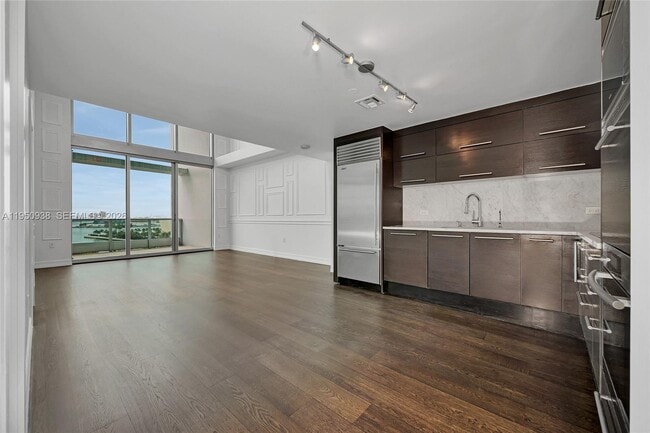 Building Photo - 900 Biscayne Blvd