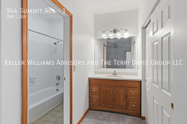 Building Photo - 944 Summit Ave