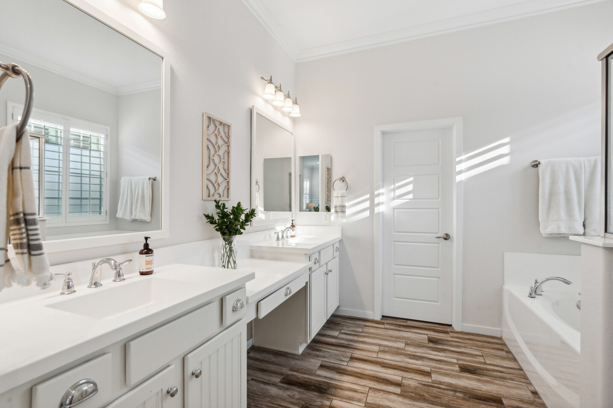 Building Photo - 10560 E Nichols Ave