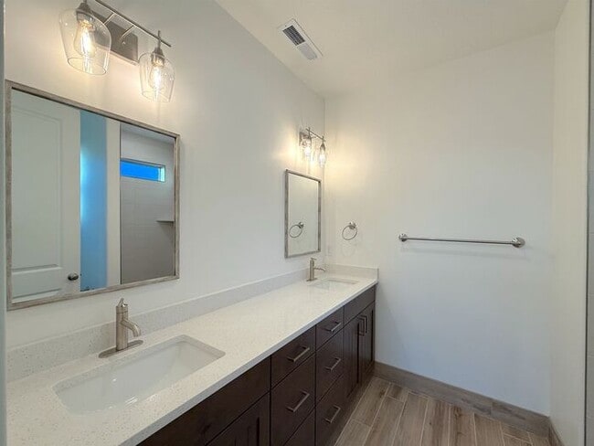 Building Photo - New 3 bed, 2 bath home with two car garage