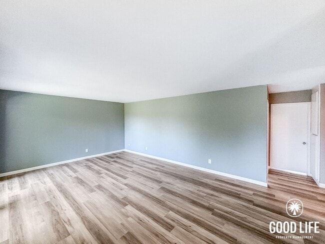 Building Photo - SD: Spacious 2BD/2BA Condo in Hillcrest with Private Balcony, Community Pool & Tennis Court