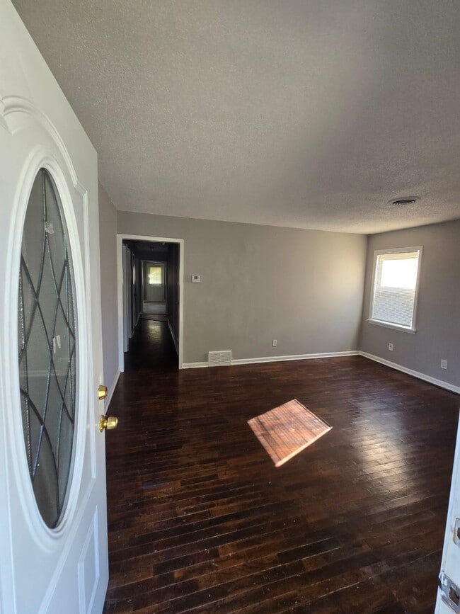 Building Photo - 204 Greenlaw Ave