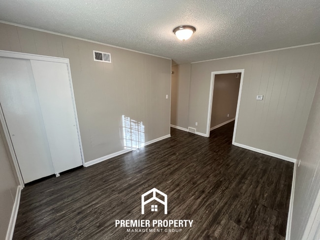 Building Photo - 3265 Starsdale St