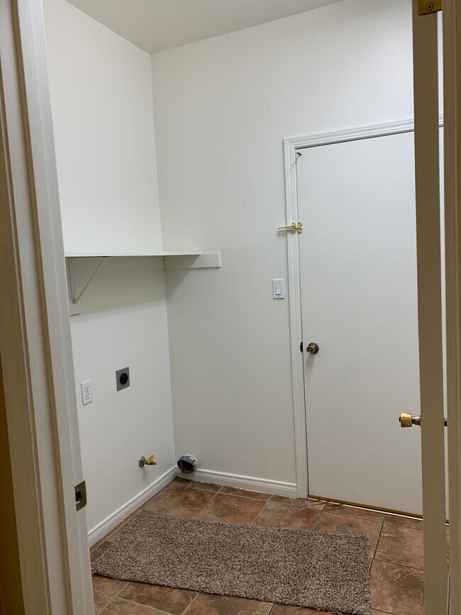 Building Photo - River Oaks Area Stockdale Highway & Buena Vista 93311 4+2 $2600