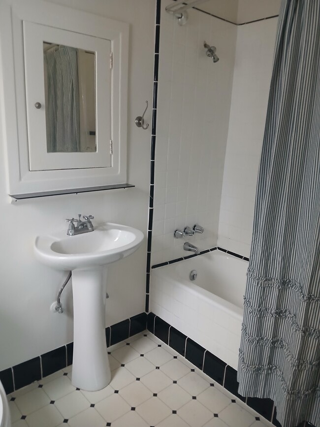 bathroom - 618 N La Jolla Ave
