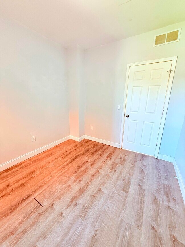 Building Photo - 3 Bed, 1 Bath Home with Modern Amenities / Vouchers Accepted / Available Now!