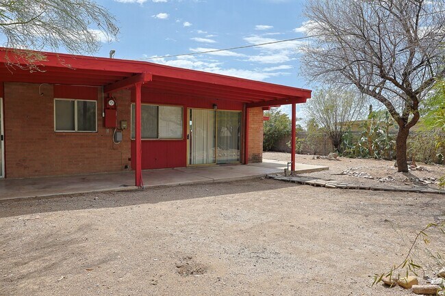 Building Photo - 618 N Medford Dr