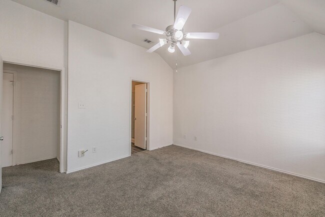 Building Photo - Newly Remolded in Lakewood-walking distance to the lake