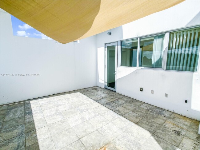 Building Photo - 163 N Shore Dr