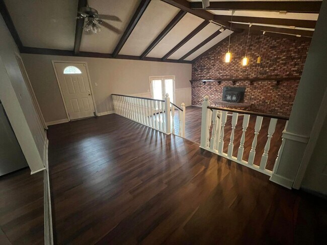 Building Photo - Beautiful Brick 3 bed/2 bath home!