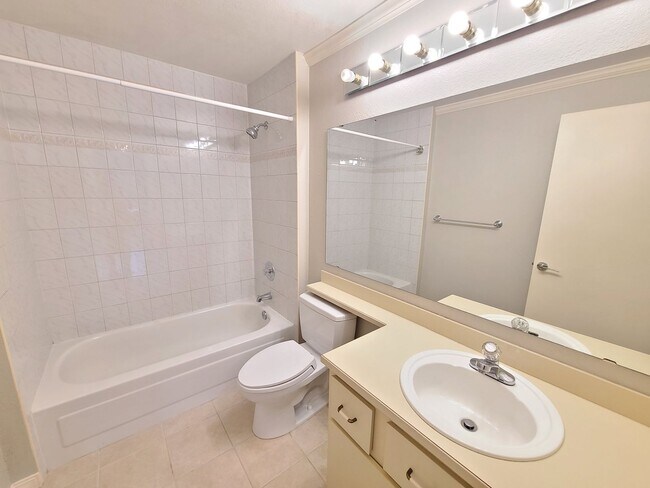 Building Photo - 2Bd/2Ba Spacious Bellevue Condo - W/S/G & ...