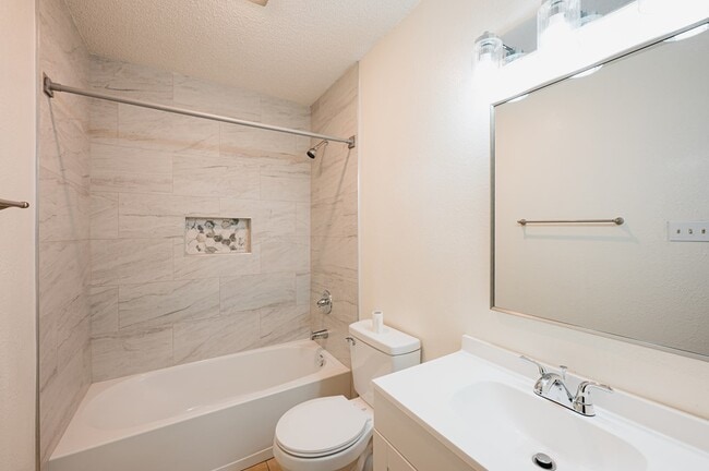 Building Photo - 5122 Sunnyside Dr