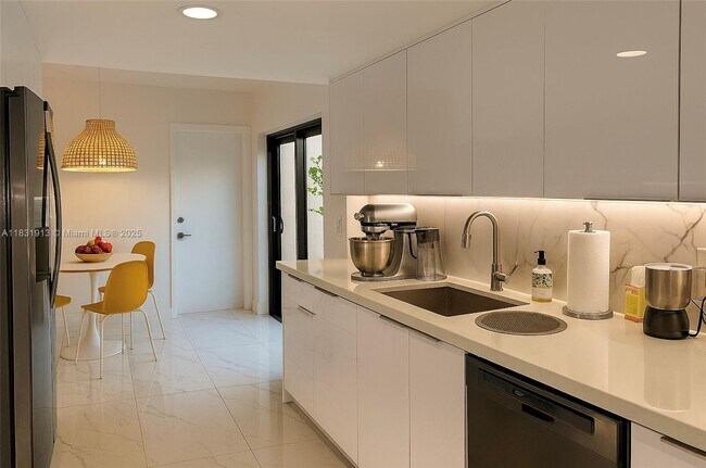 Building Photo - 7441 Bay Hill Dr