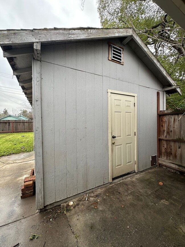 Building Photo - 3 Bedroom Oak Park Home