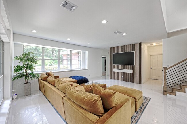 Building Photo - 11492 Majestic Dr