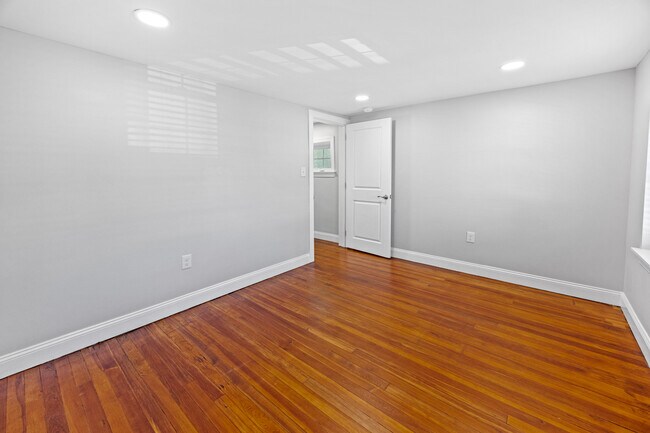 Building Photo - 733 E Elm St