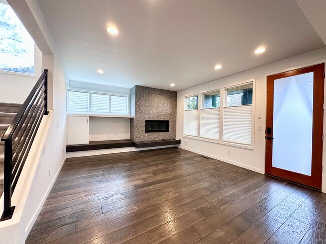 Building Photo - Exceptional Modern 3-Story Single-Family Home Near Woodstock