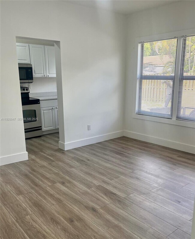 Building Photo - 842 Himmarshee St