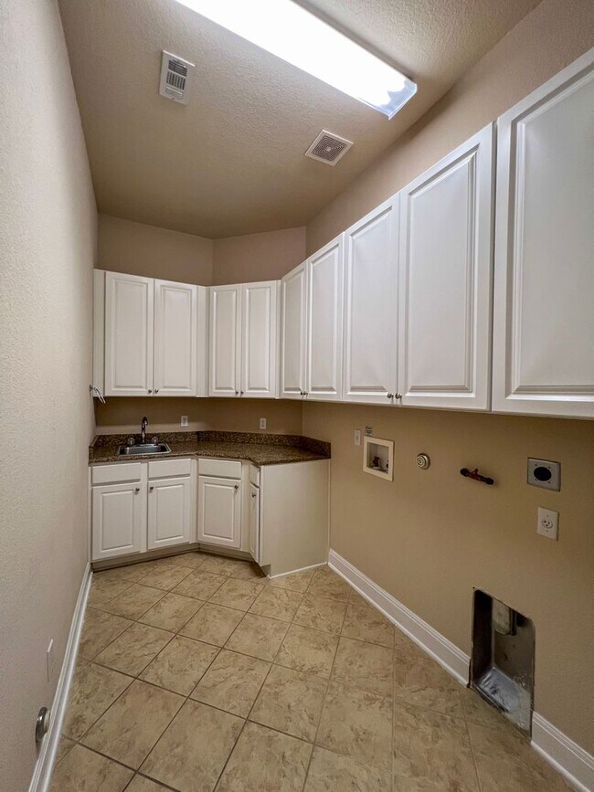 Building Photo - The Ridge at Alta Vista