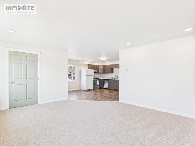 Building Photo - Bright and Airy Two Bedroom