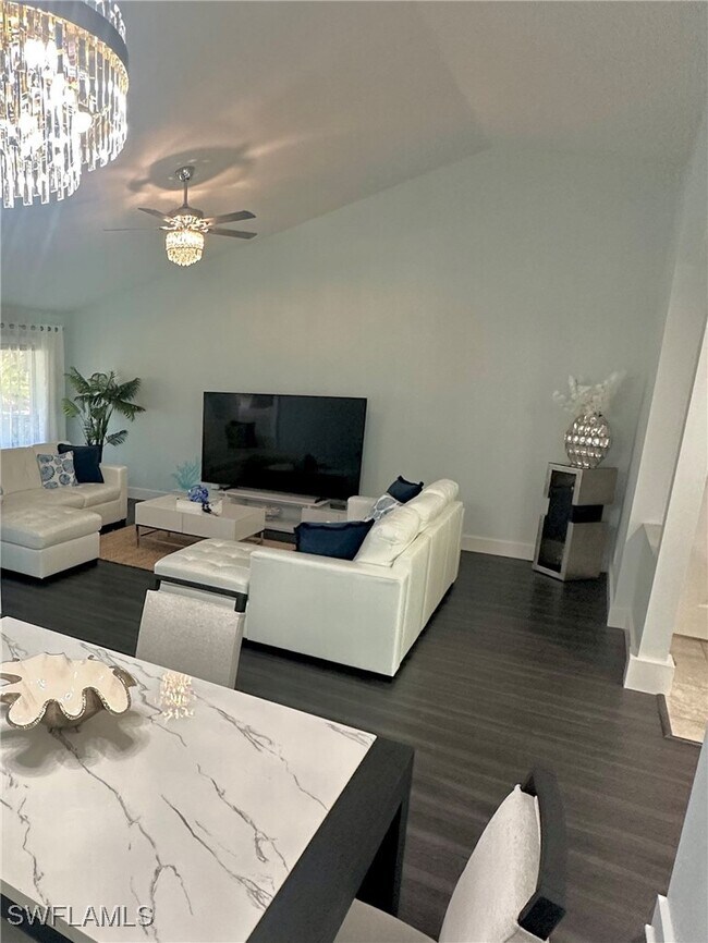 Building Photo - 9828 Luna Cir