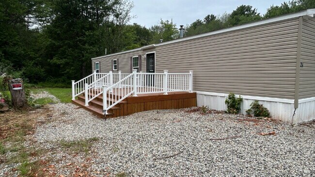 Building Photo - A rare find! Quiet country living in a single-level, 3 bed/2 bath home in Kennebunk!