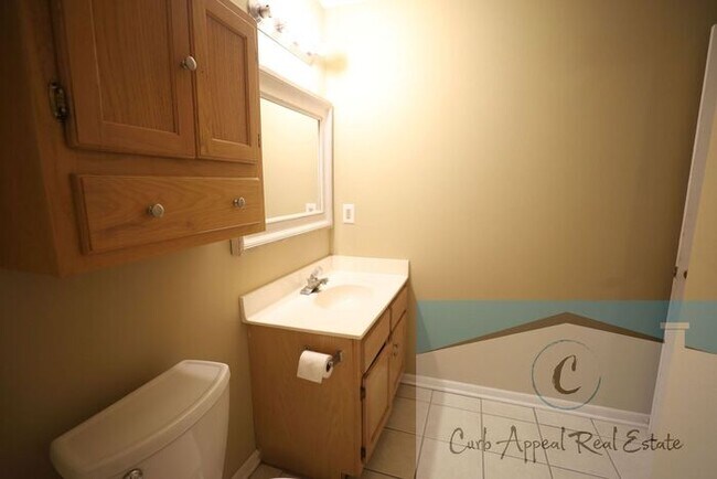 Building Photo - 3 bed / 2 bath home with fireplace - Valley View!!