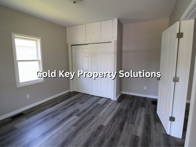 Building Photo - Spacious 3 BR 1 BA with Covered Porch and Garage (SECTION 8 APPROVED)