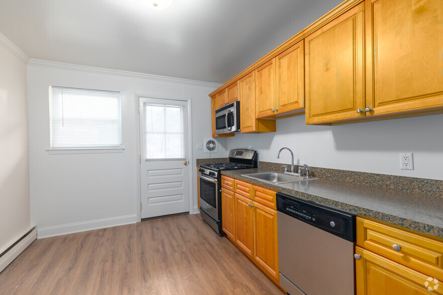 1BR, 1BA - 725SF - Kitchen - Sutton Commons