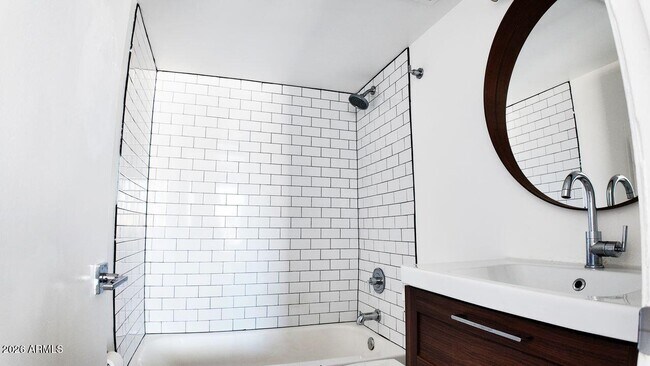 Building Photo - 4233 N Longview Ave