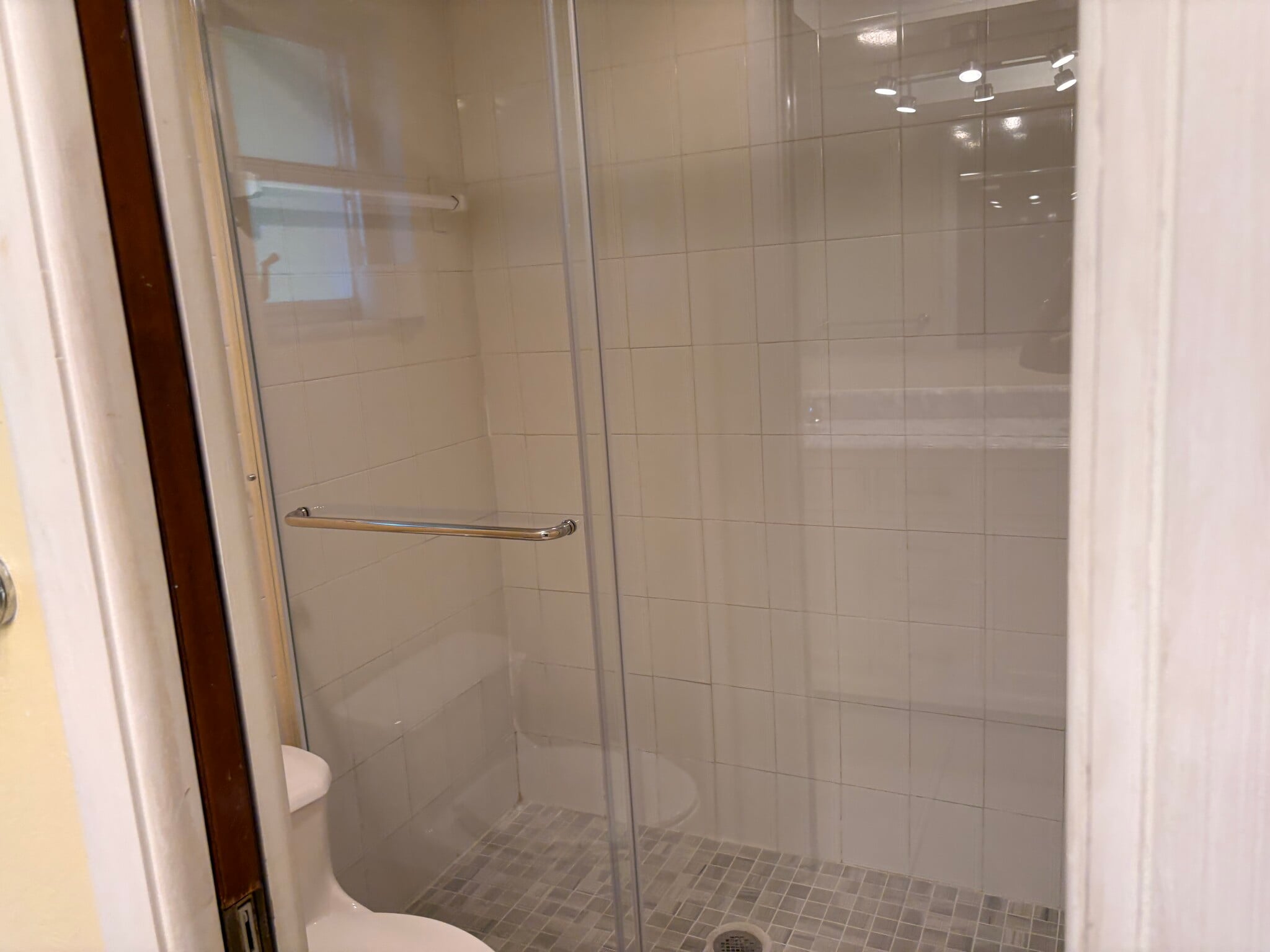 Guest bath - 1265 Kasamada Dr