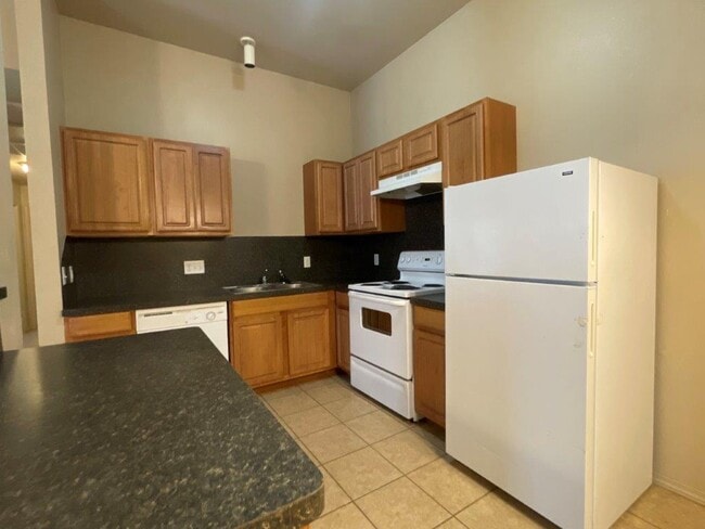 Building Photo - 3631 Vanguard Dr