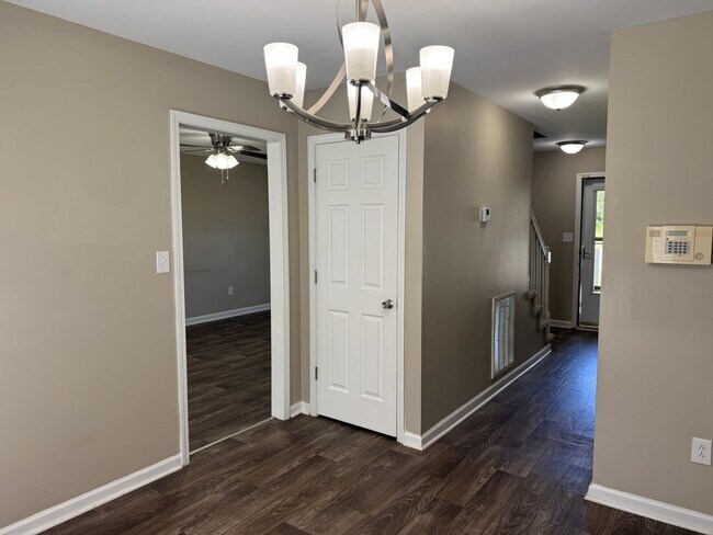 Building Photo - $1425/18 month lease or $1450/12 month lease.