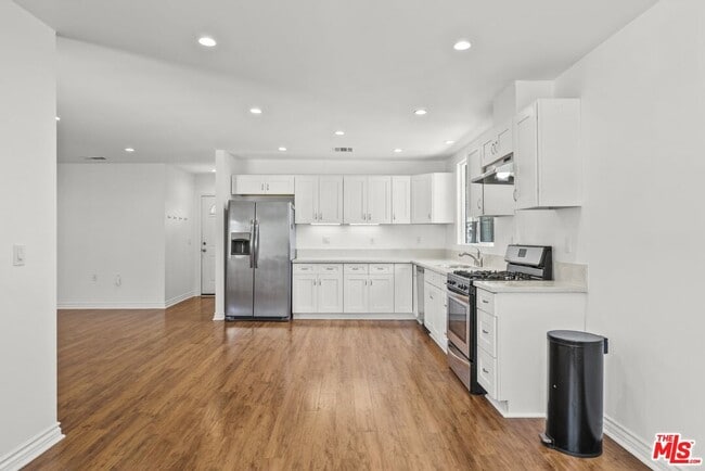 Building Photo - 6712 Cedros Ave