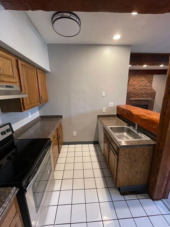 Building Photo - (22) 98-100 Woodruff Avenue