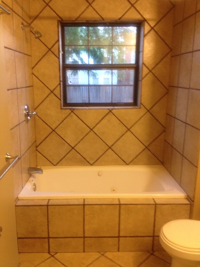 Jacuzzi tub - 3813 Central St