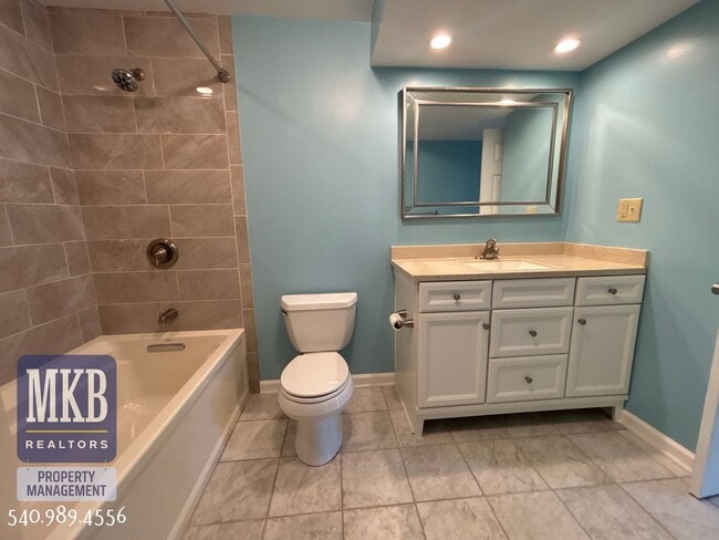 Building Photo - 6423 Westshire Ct