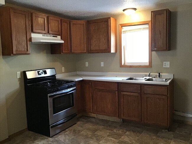 Building Photo - New!! Main Level 2 Bedroom in St Paul Dupl...