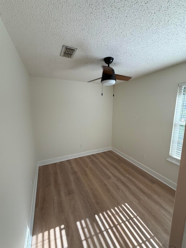 Building Photo - 4305 Snoopy Ln