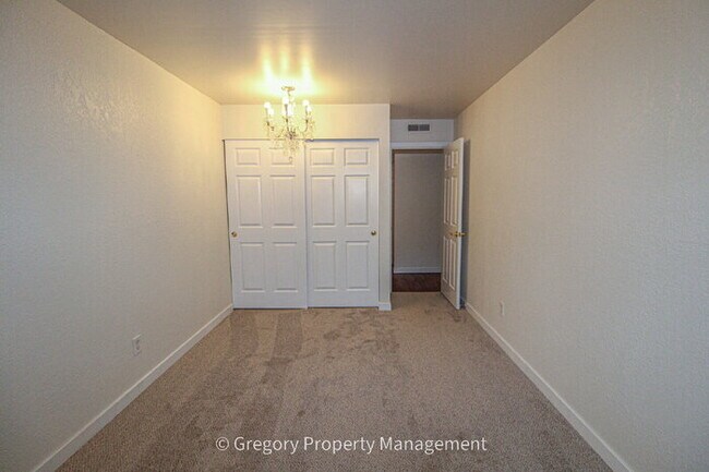 Building Photo - Excellent value in this updated 2 bedroom condo. Easy walk to Juanita beach waterfront park and t...