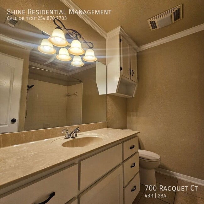 Building Photo - 700 Racquet Ct