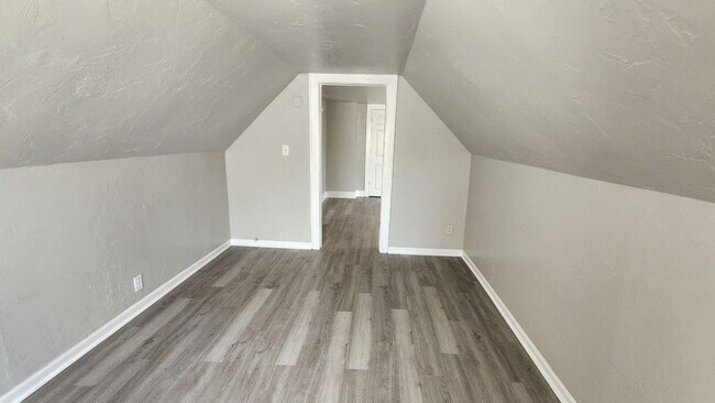 Building Photo - Nice 4 Bedroom, 2 Bath Home Near OCU & The...