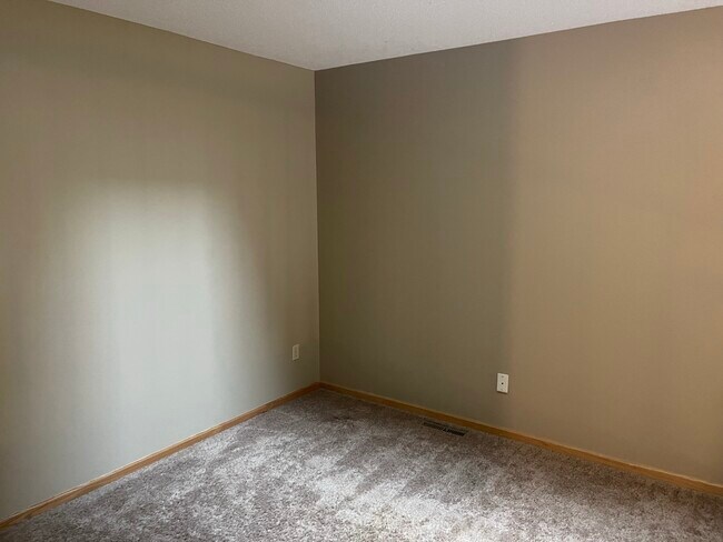 Building Photo - 1708 Pebble Ter