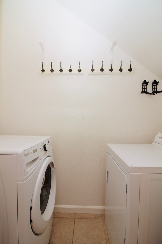 Building Photo - West Davis 4 Bedroom 2.5 Bathroom Home Rig...