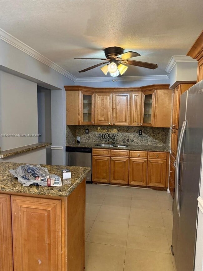 Building Photo - 2401 Largo Dr