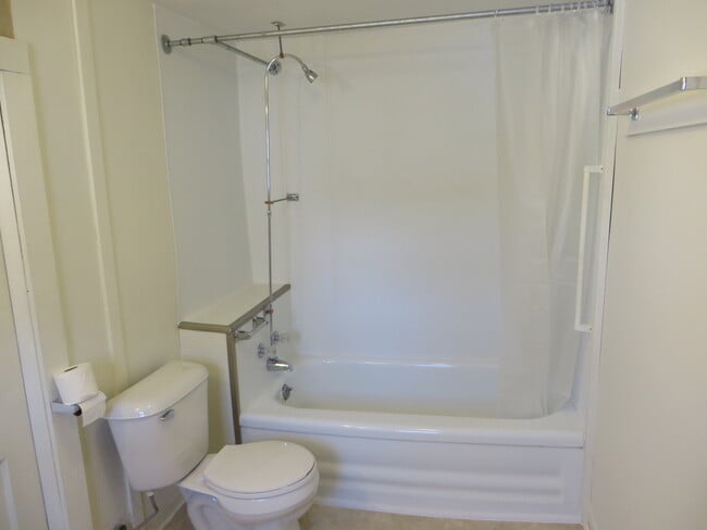 Building Photo - Large Three Bedroom, 1.5 Bathroom Home hal...