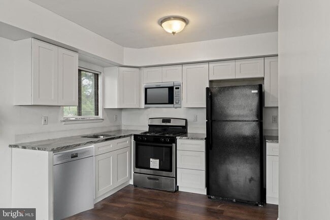 Building Photo - 8 Fanelli Ln