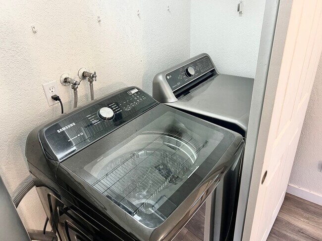 Building Photo - AVAILABLE NOW! 3BD 1.75 BATH SINGLE STORY HOME LARGE CORNER LOT