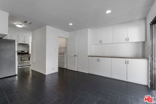 Building Photo - 927 N Edinburgh Ave